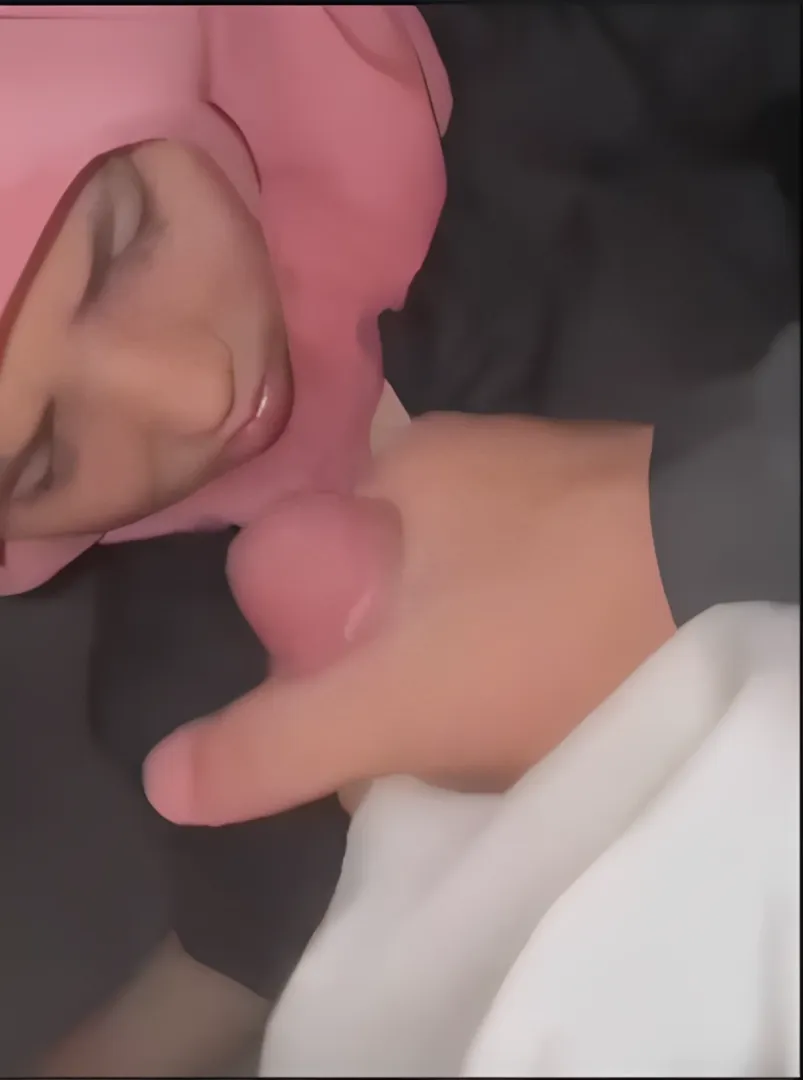 Cewek Hijab Pink Dipaksa Pacar Ngentot Didalam Mobil Sampe Becek