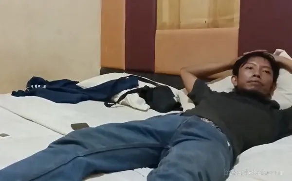 Pensiunan Satpam Banyak Gaya Crot Keenakan