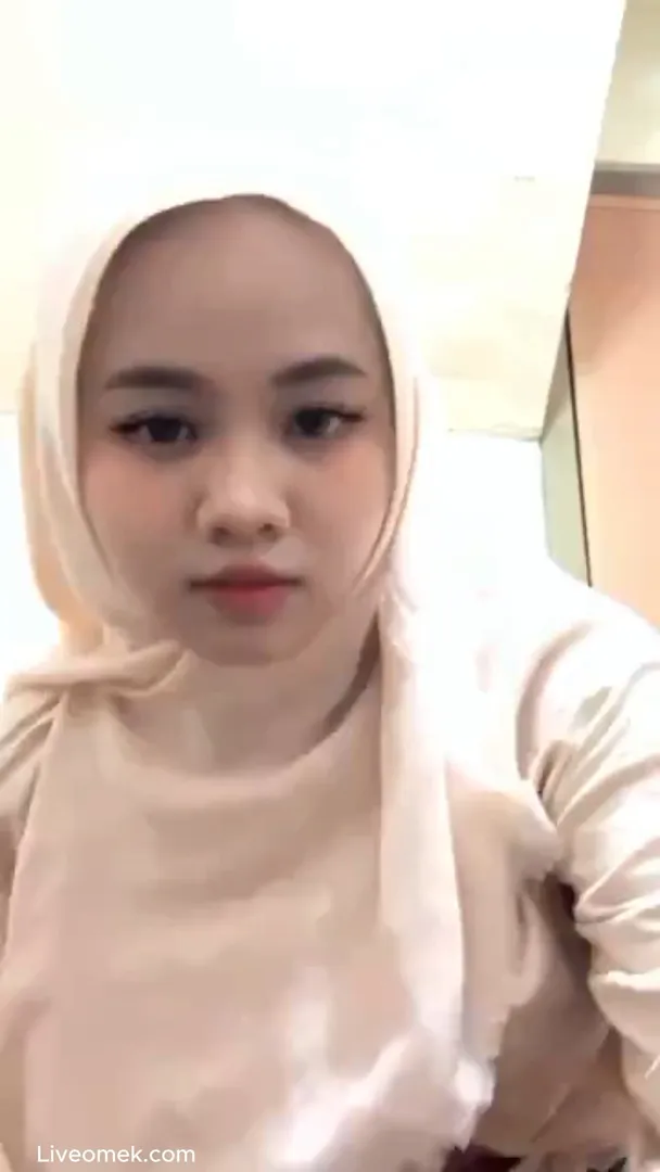 Melvi Hijab Cantik Pamer Colmek Sampe Muncrat